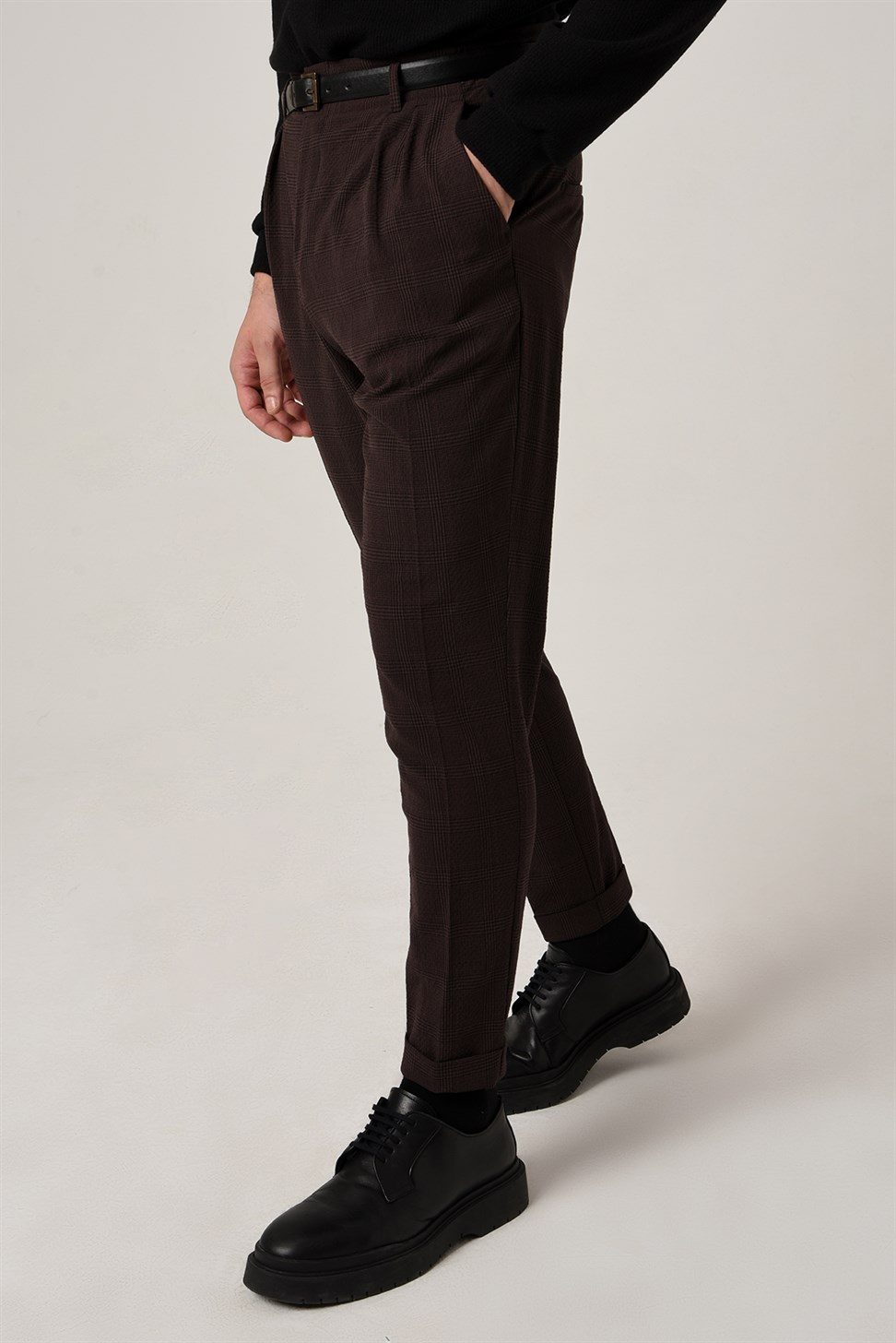 بنطلون عالي الخصر بحزام