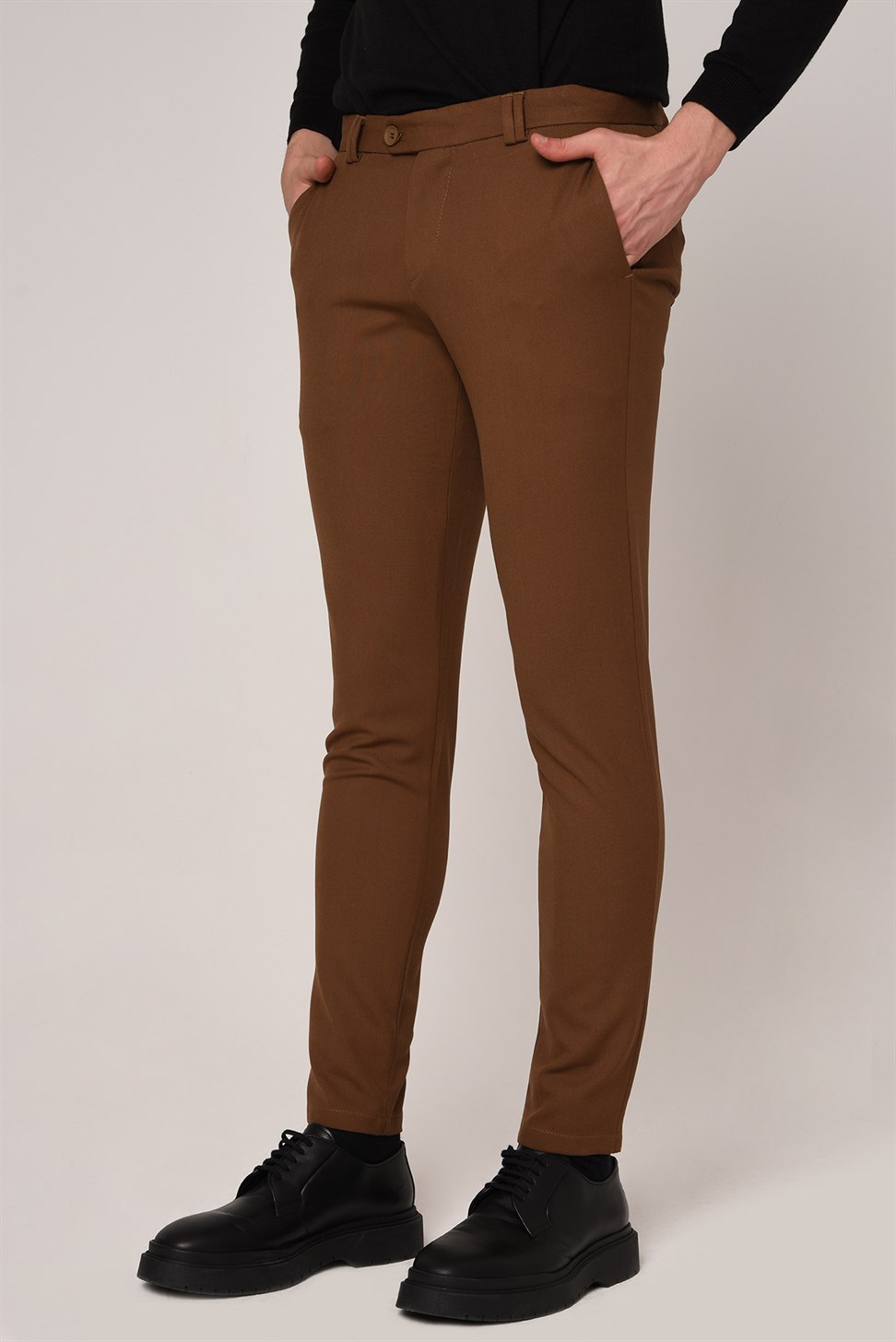 بنطال قماشي ذو قصة ضيقة للرجال