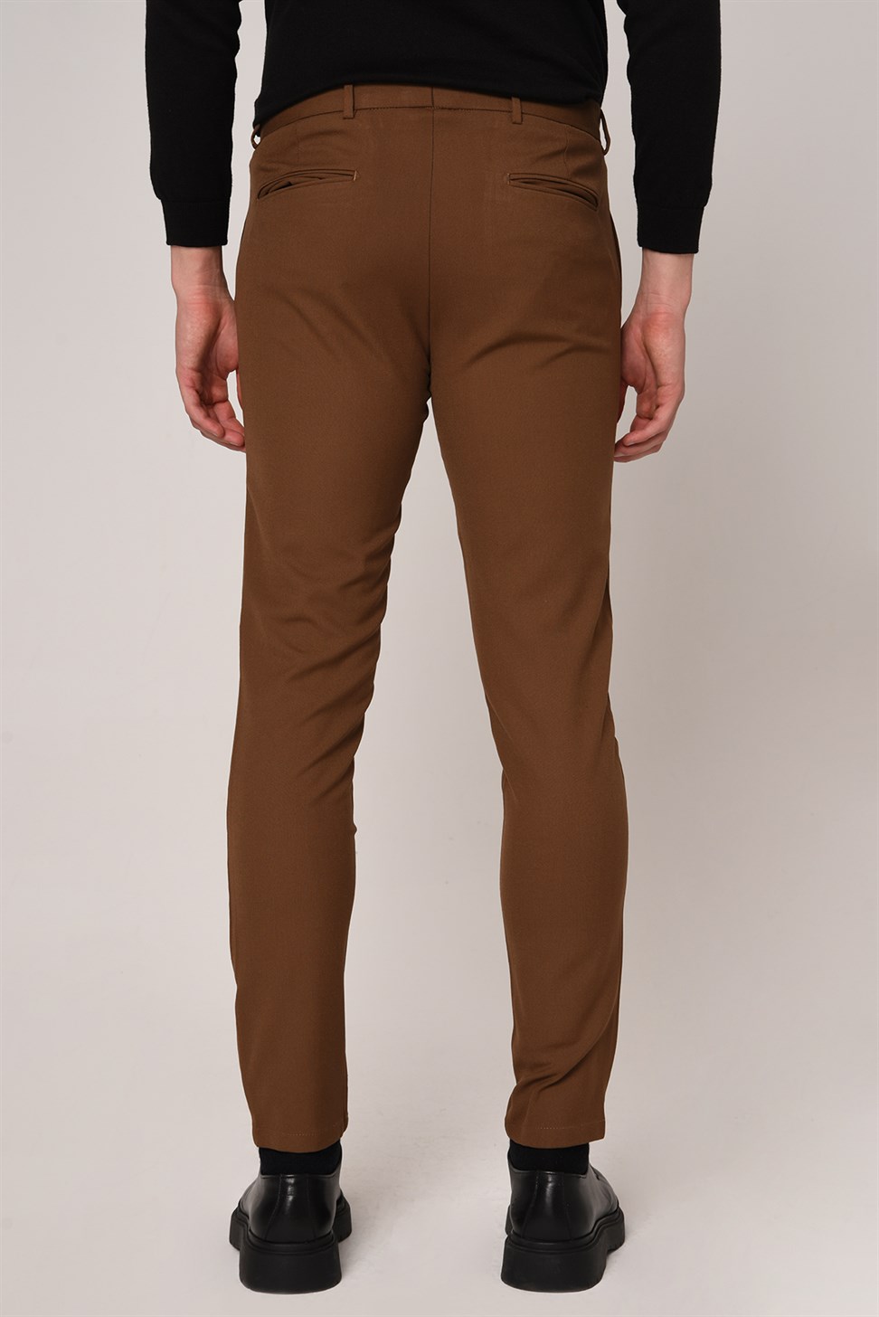 بنطال قماشي ذو قصة ضيقة للرجال