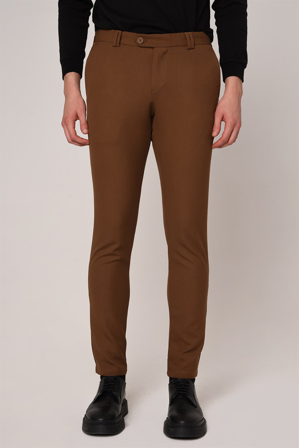 بنطال قماشي ذو قصة ضيقة للرجال