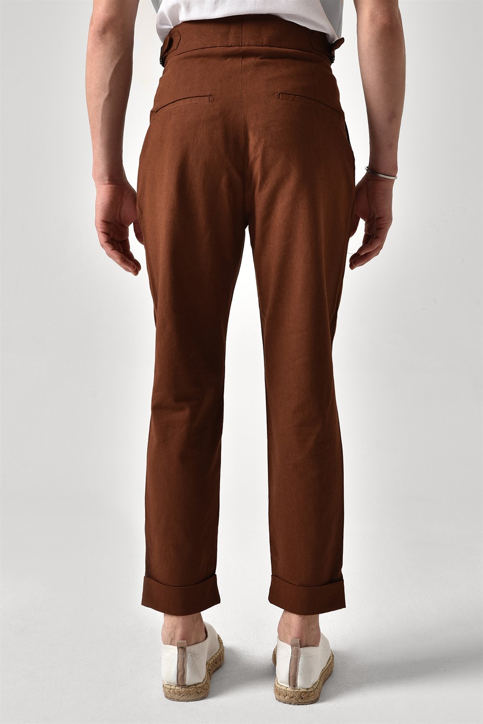 بنطلون كتان عالي الخصر مزين بحزام