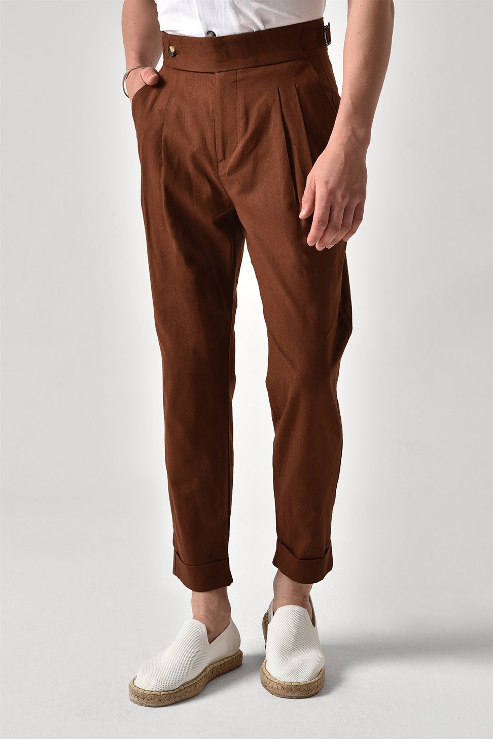 بنطلون كتان عالي الخصر مزين بحزام