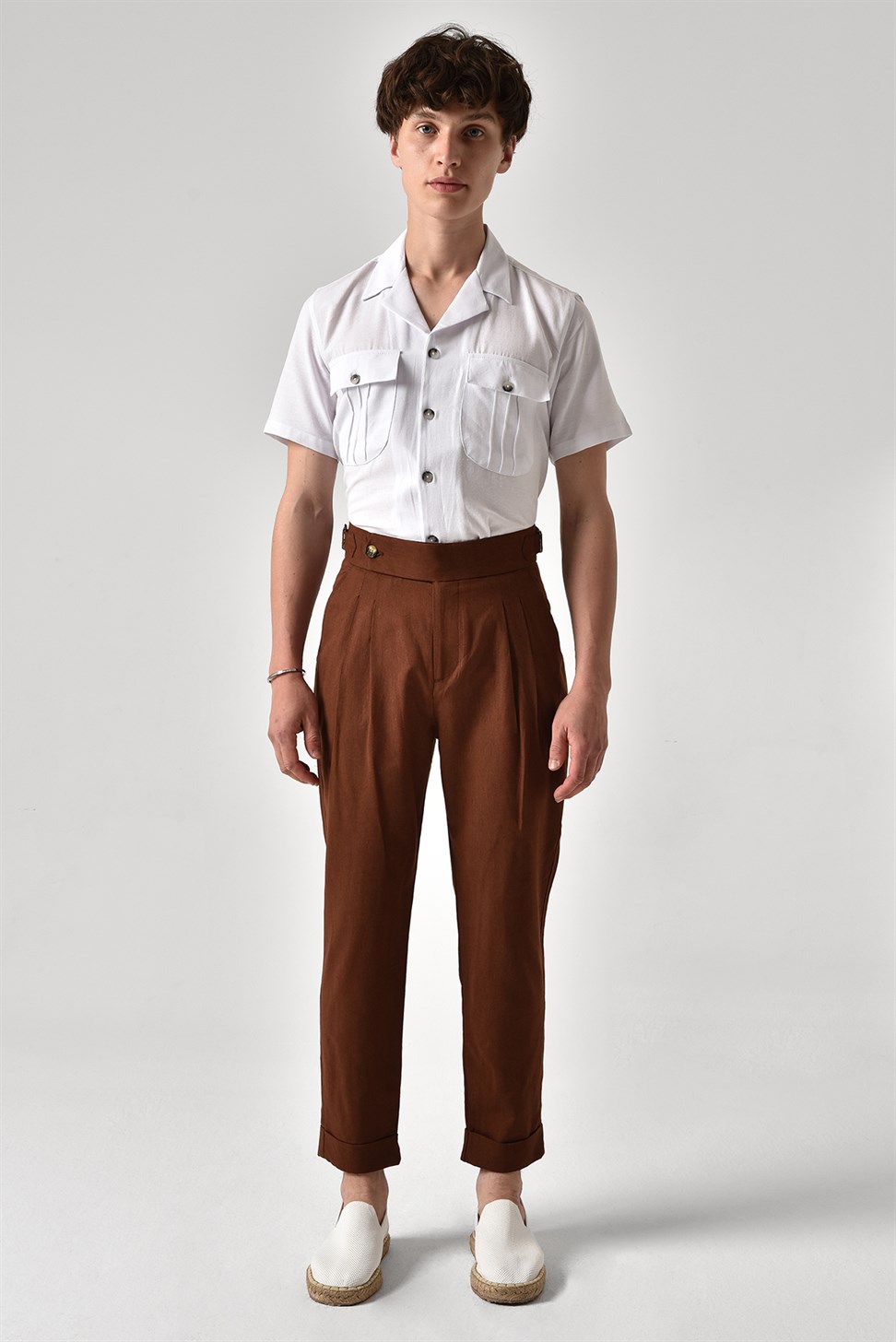 بنطلون كتان عالي الخصر مزين بحزام