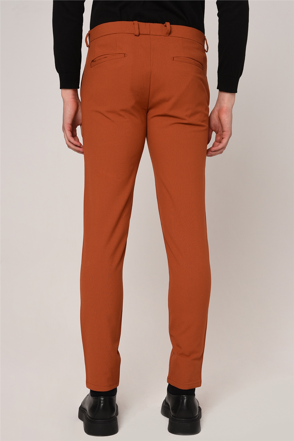 بنطال بقصة ضيقة بتفاصيل إكسسوارات للرجال