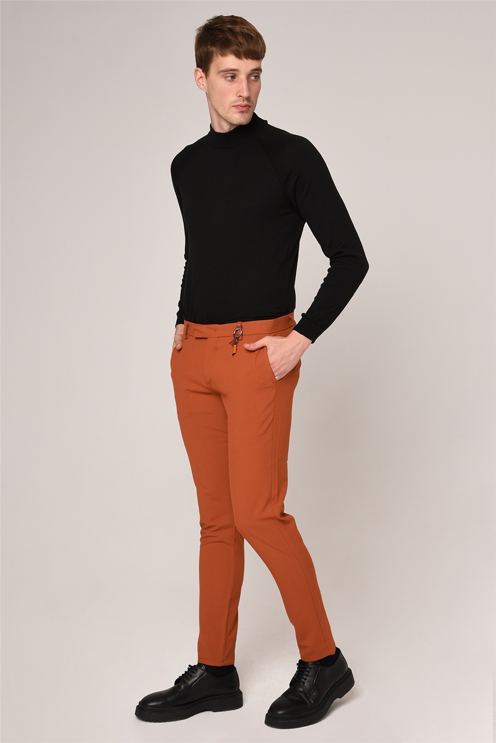 بنطال بقصة ضيقة بتفاصيل إكسسوارات للرجال