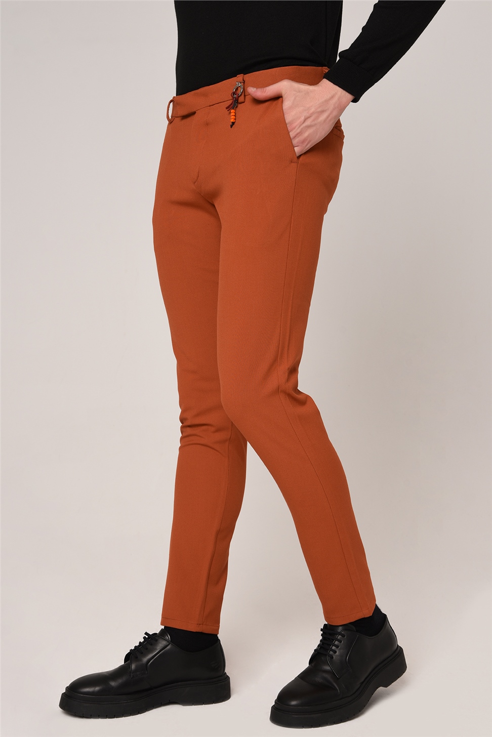 بنطال بقصة ضيقة بتفاصيل إكسسوارات للرجال