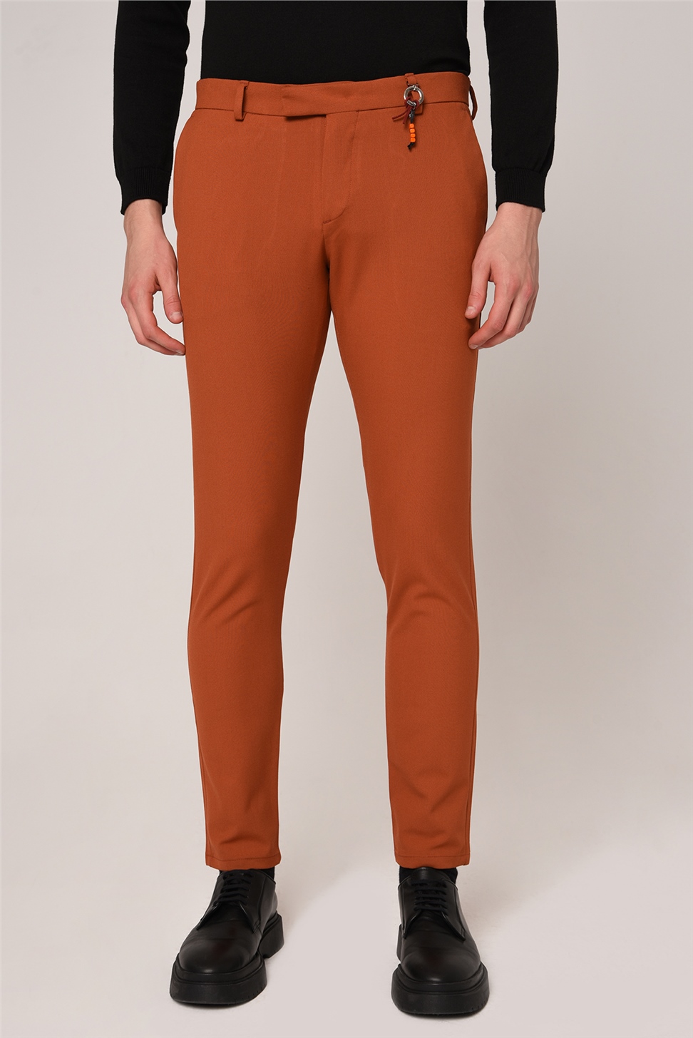 بنطال بقصة ضيقة بتفاصيل إكسسوارات للرجال