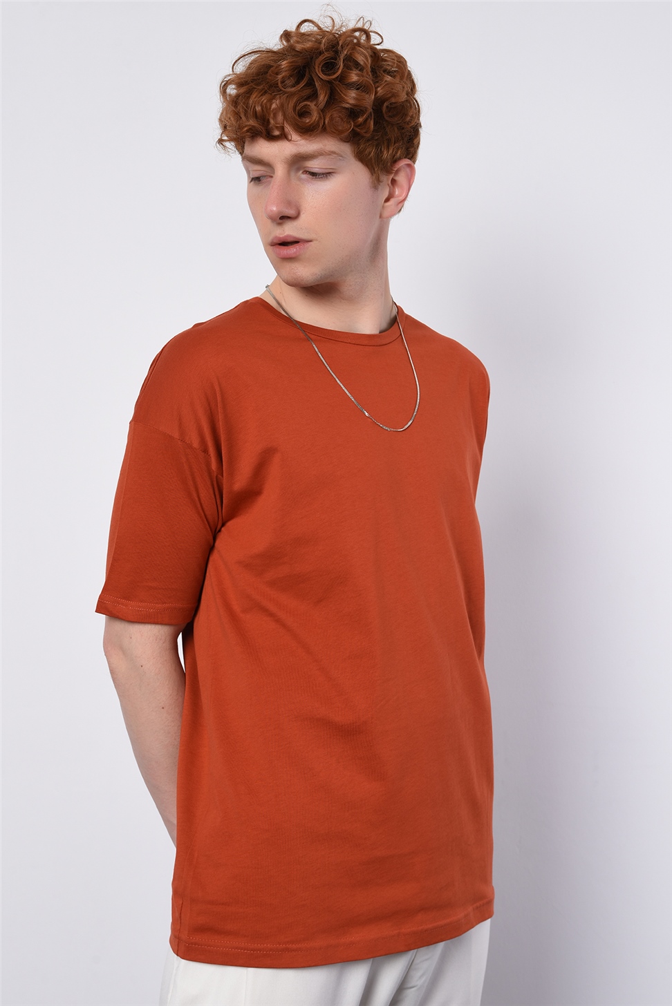 تي شيرت موديل Düz الأساسي كبير الحجم