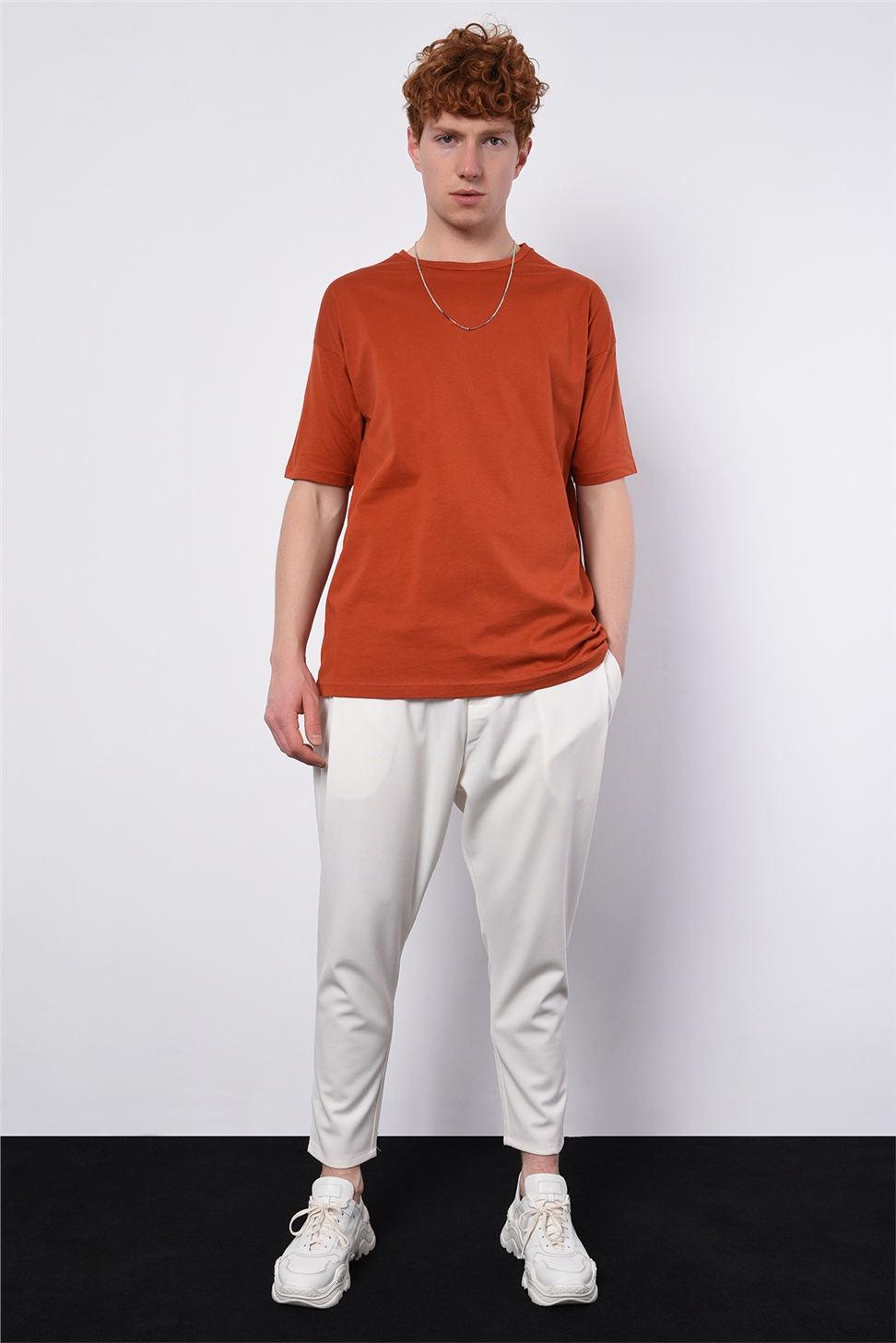 تي شيرت موديل Düz الأساسي كبير الحجم