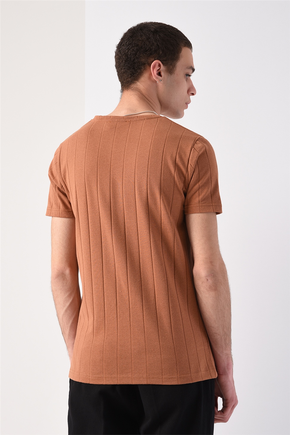 تي شيرت ذو شريط مزدوج كبير الحجم