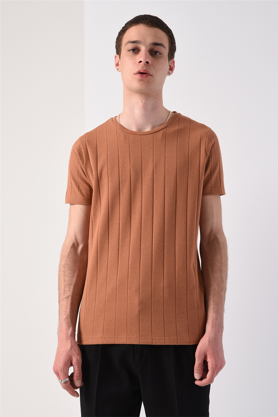 تي شيرت ذو شريط مزدوج كبير الحجم