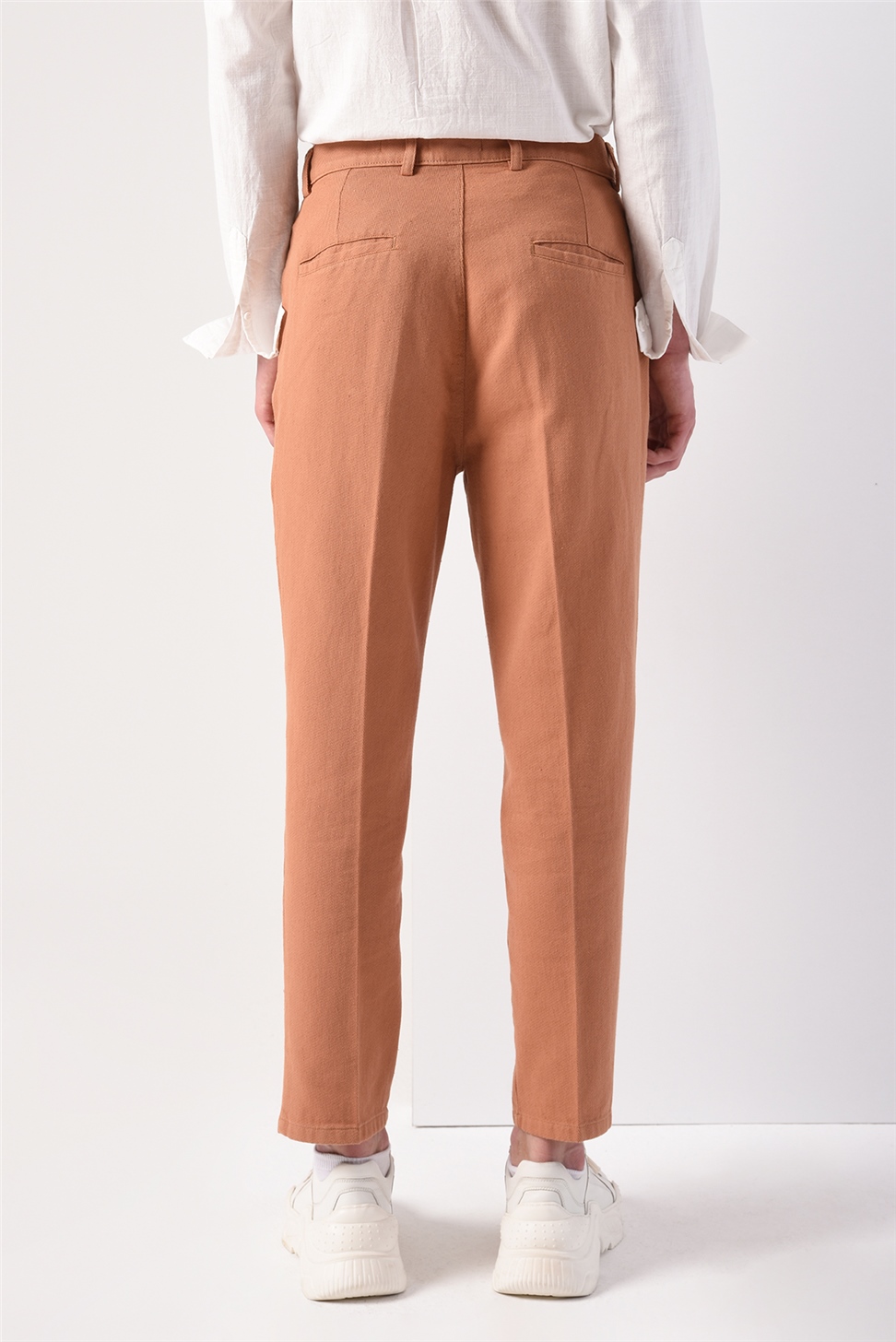 سروال عالي الخصر (صديقها).