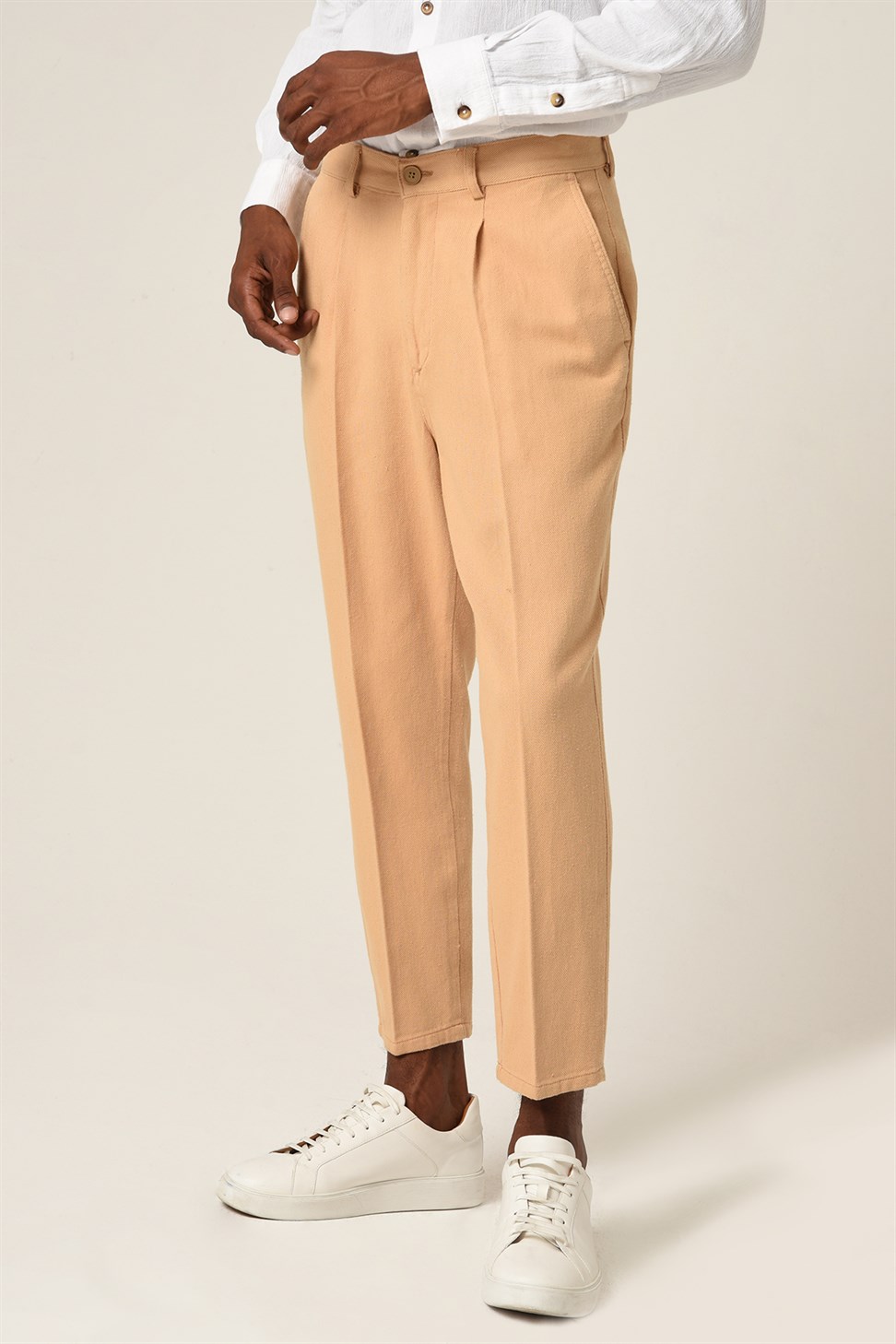 سروال عالي الخصر (صديقها).