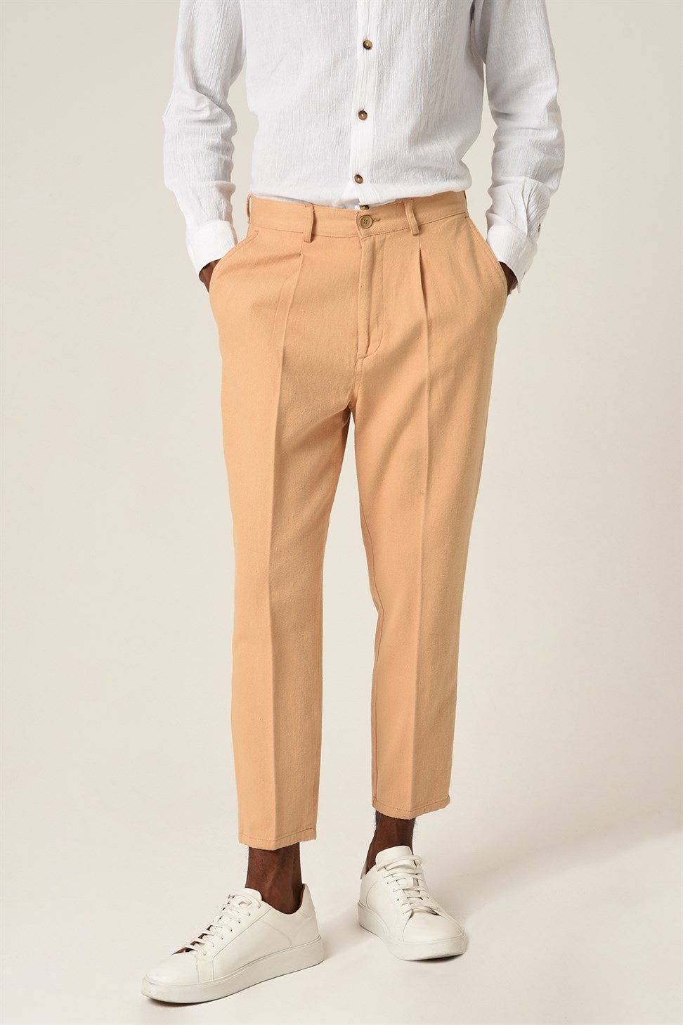 سروال عالي الخصر (صديقها).