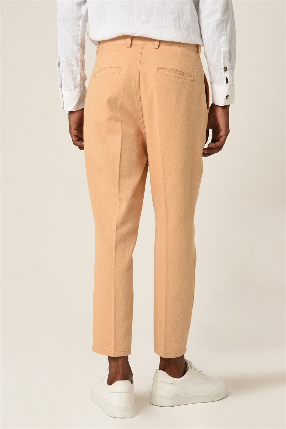 سروال عالي الخصر (صديقها).