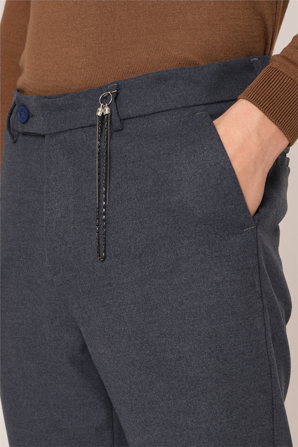 بنطلون قماش الفانيلا ذو قصة ضيقة