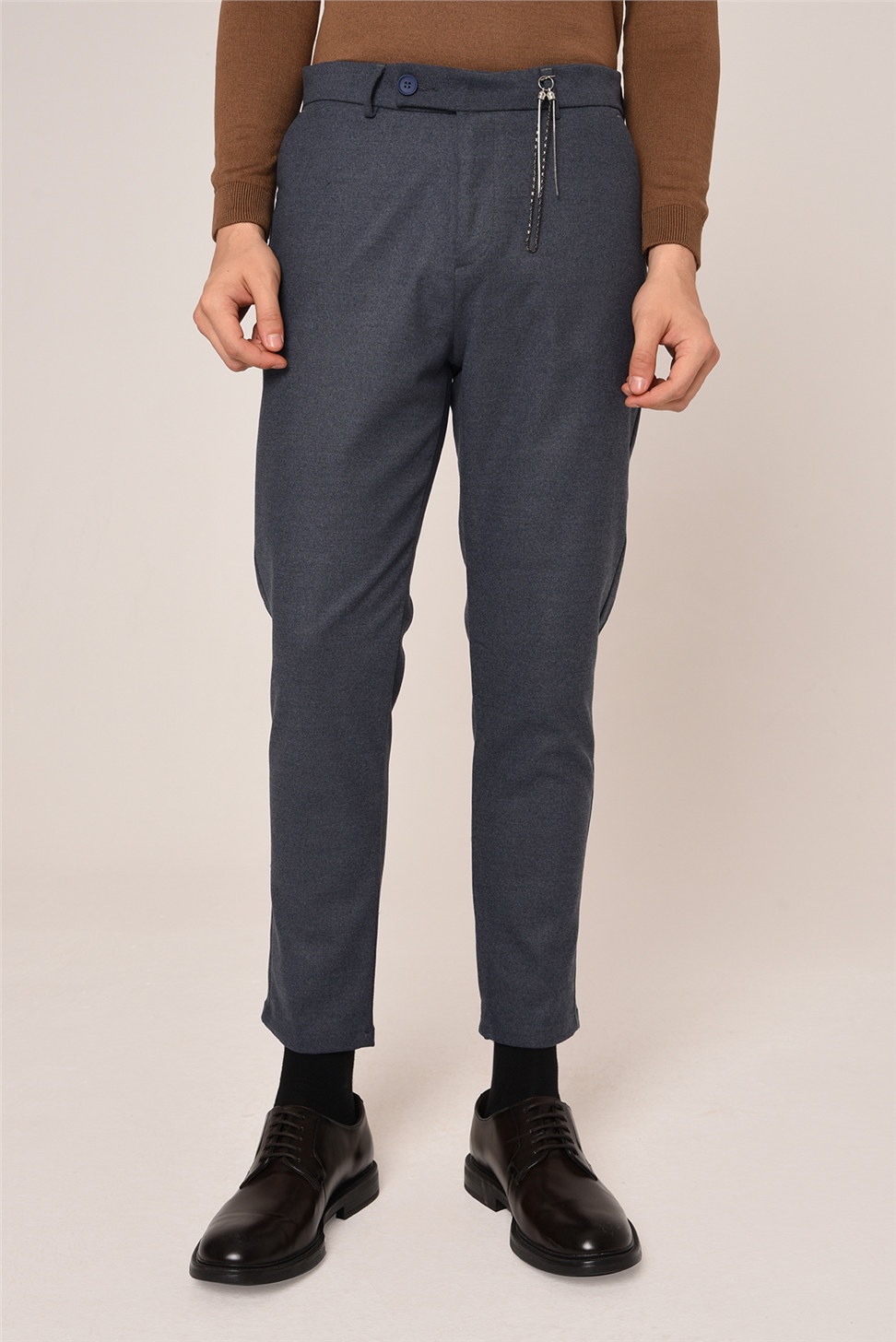 بنطلون قماش الفانيلا ذو قصة ضيقة