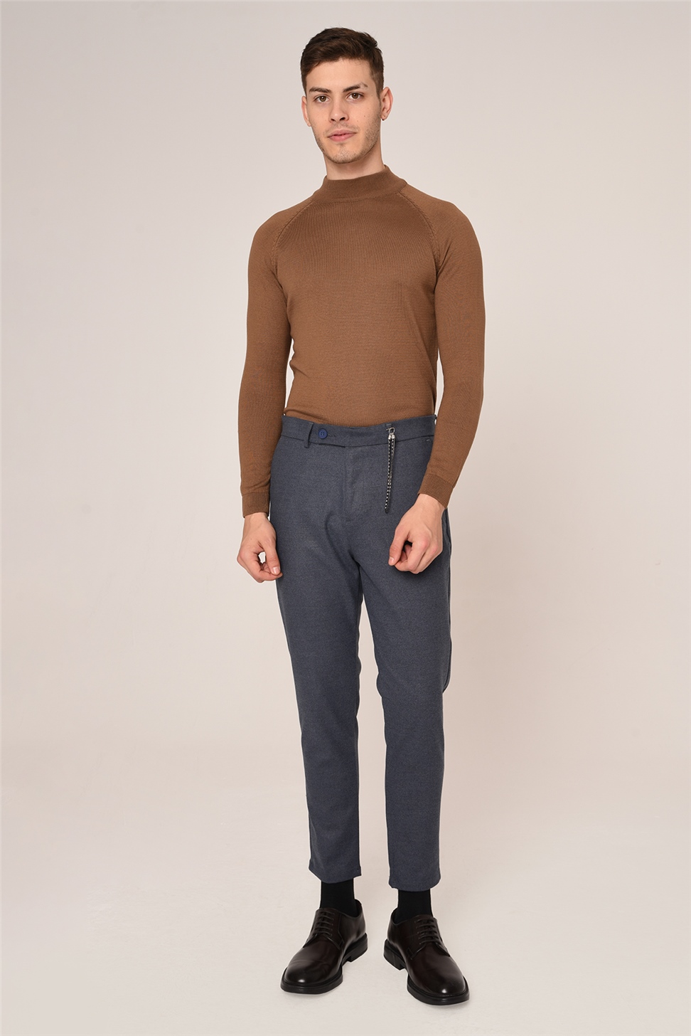 بنطلون قماش الفانيلا ذو قصة ضيقة