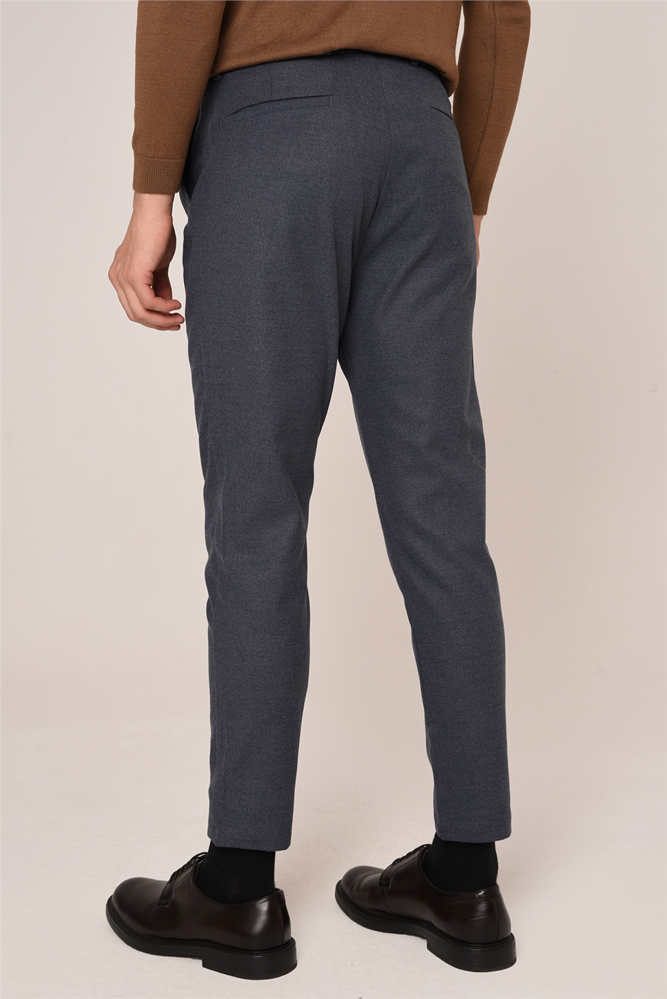 بنطلون قماش الفانيلا ذو قصة ضيقة