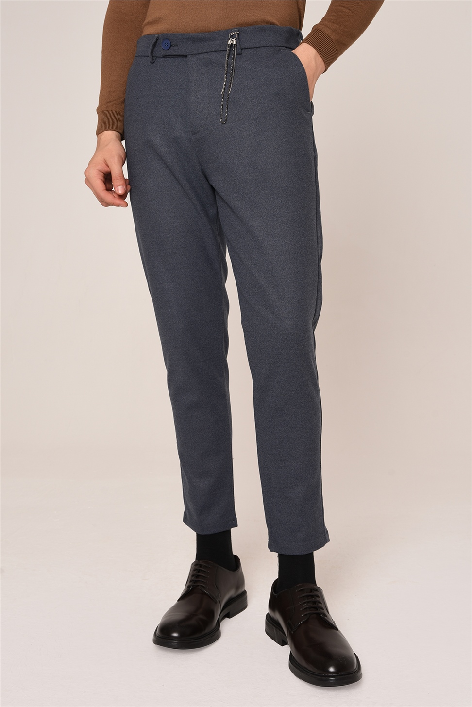 بنطلون قماش الفانيلا ذو قصة ضيقة