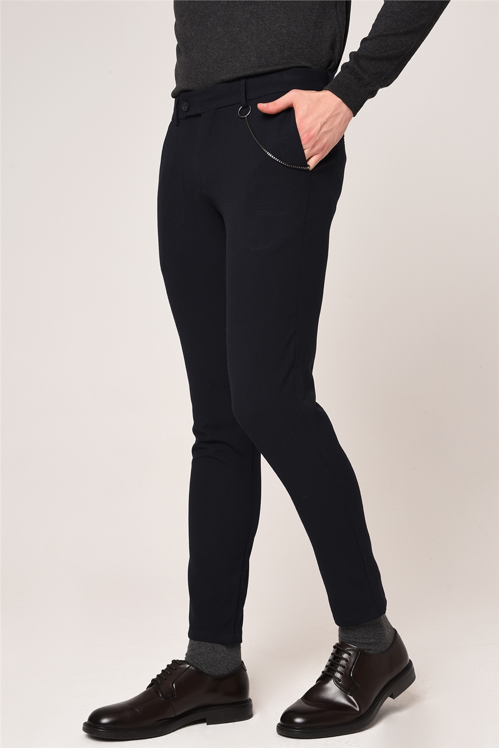 بنطال قماشي ذو قصة ضيقة للرجال