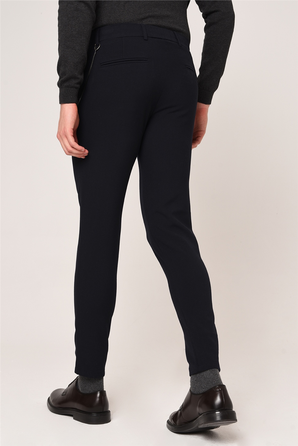 بنطال قماشي ذو قصة ضيقة للرجال