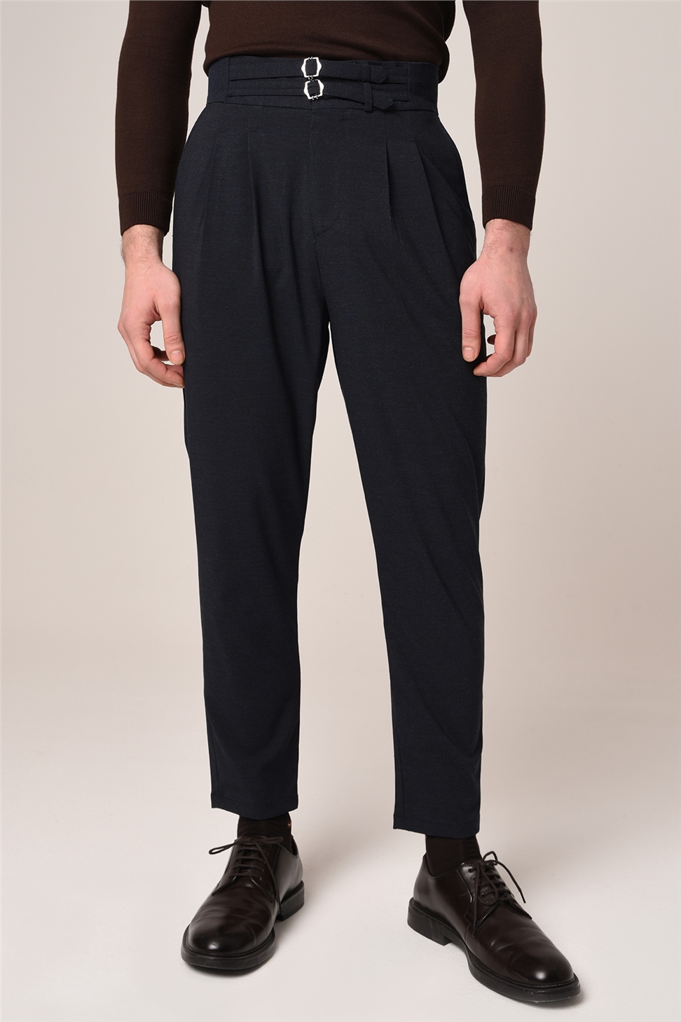 بنطلون قماش مطوي بحزام بإبزيم عالي الخصر