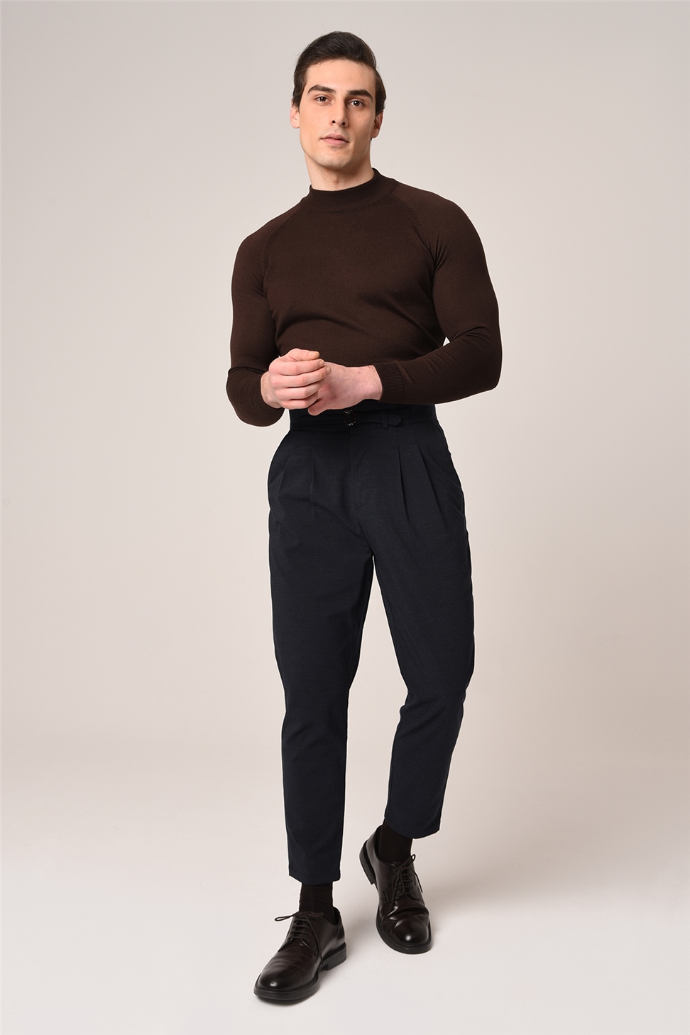 بنطلون قماش مطوي بحزام بإبزيم عالي الخصر