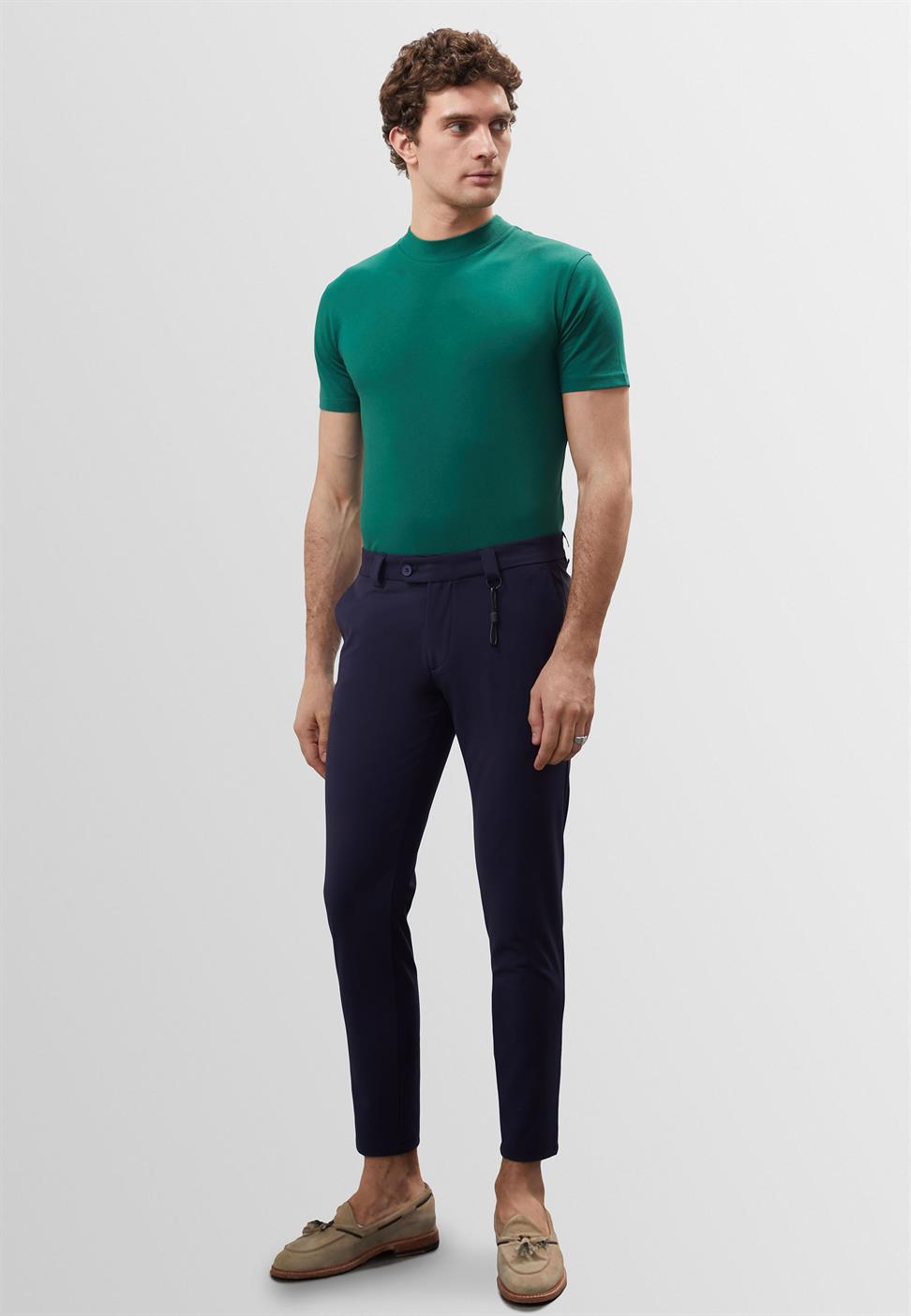 بنطال بقصة ضيقة بتفاصيل إكسسوارات للرجال