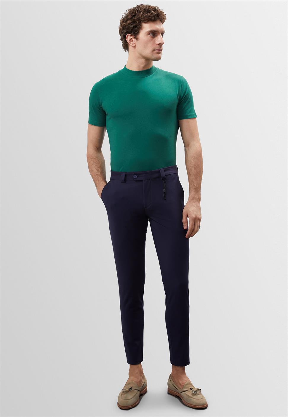 بنطال بقصة ضيقة بتفاصيل إكسسوارات للرجال