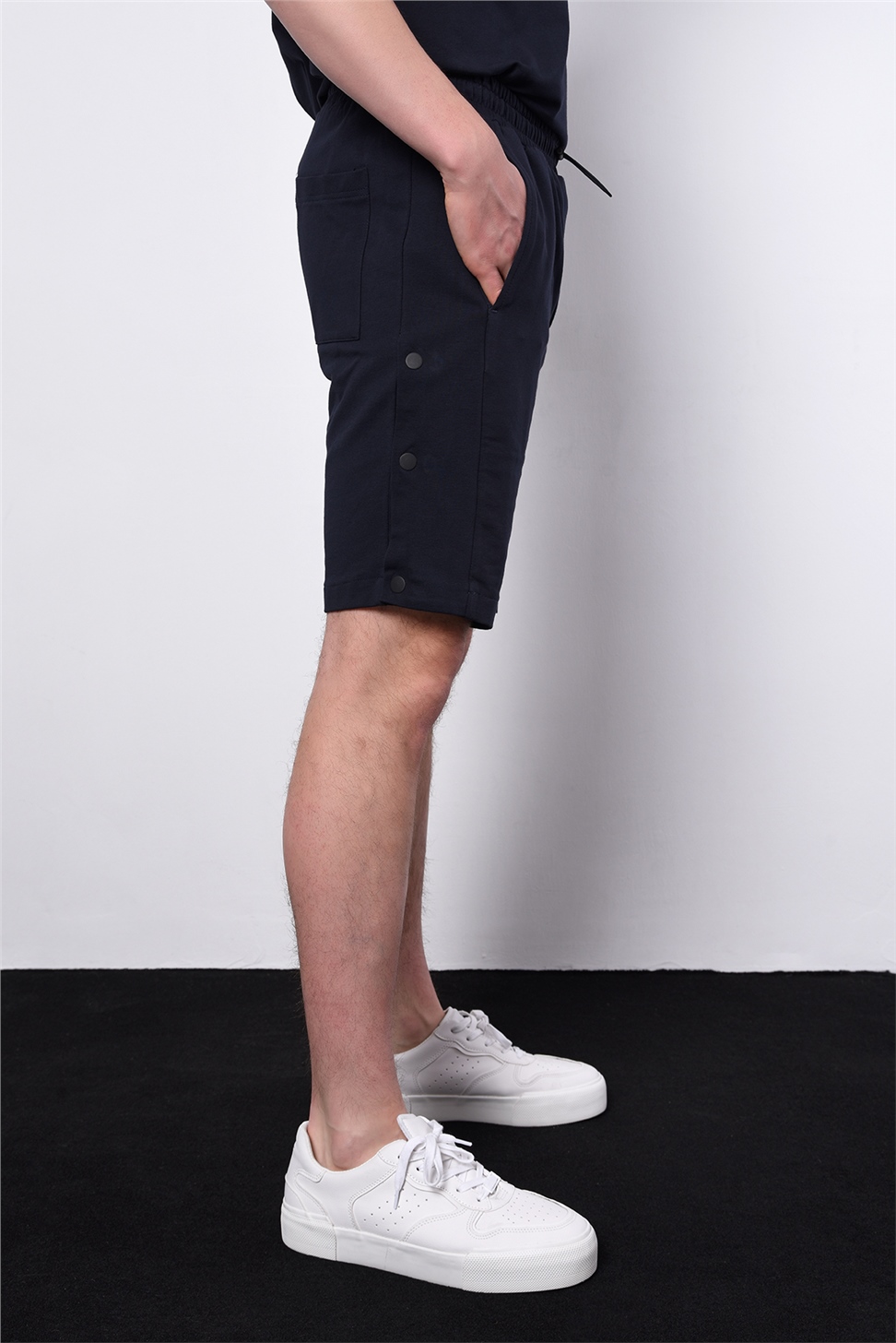 طقم تي شيرت رجالي كبير الحجم + شورت بأزرار جانبية