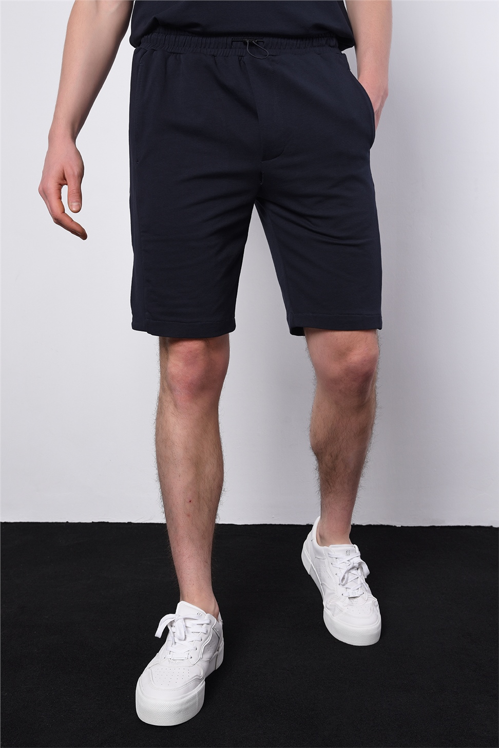 طقم تي شيرت رجالي كبير الحجم + شورت بأزرار جانبية