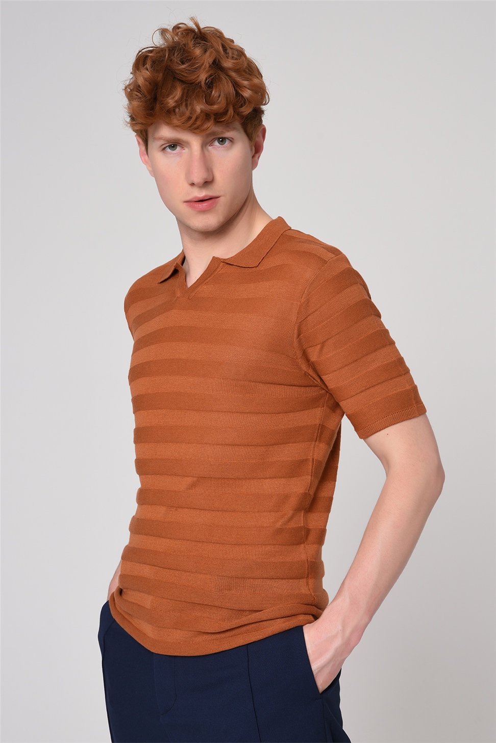 تي شيرت تريكو منقوش بياقة بولو مخططة