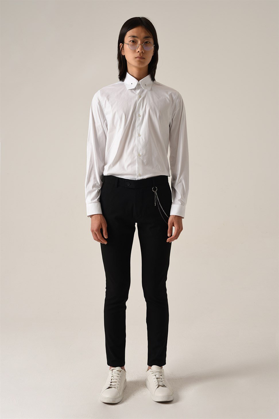 بنطال بقصة ضيقة بتفاصيل إكسسوارات للرجال