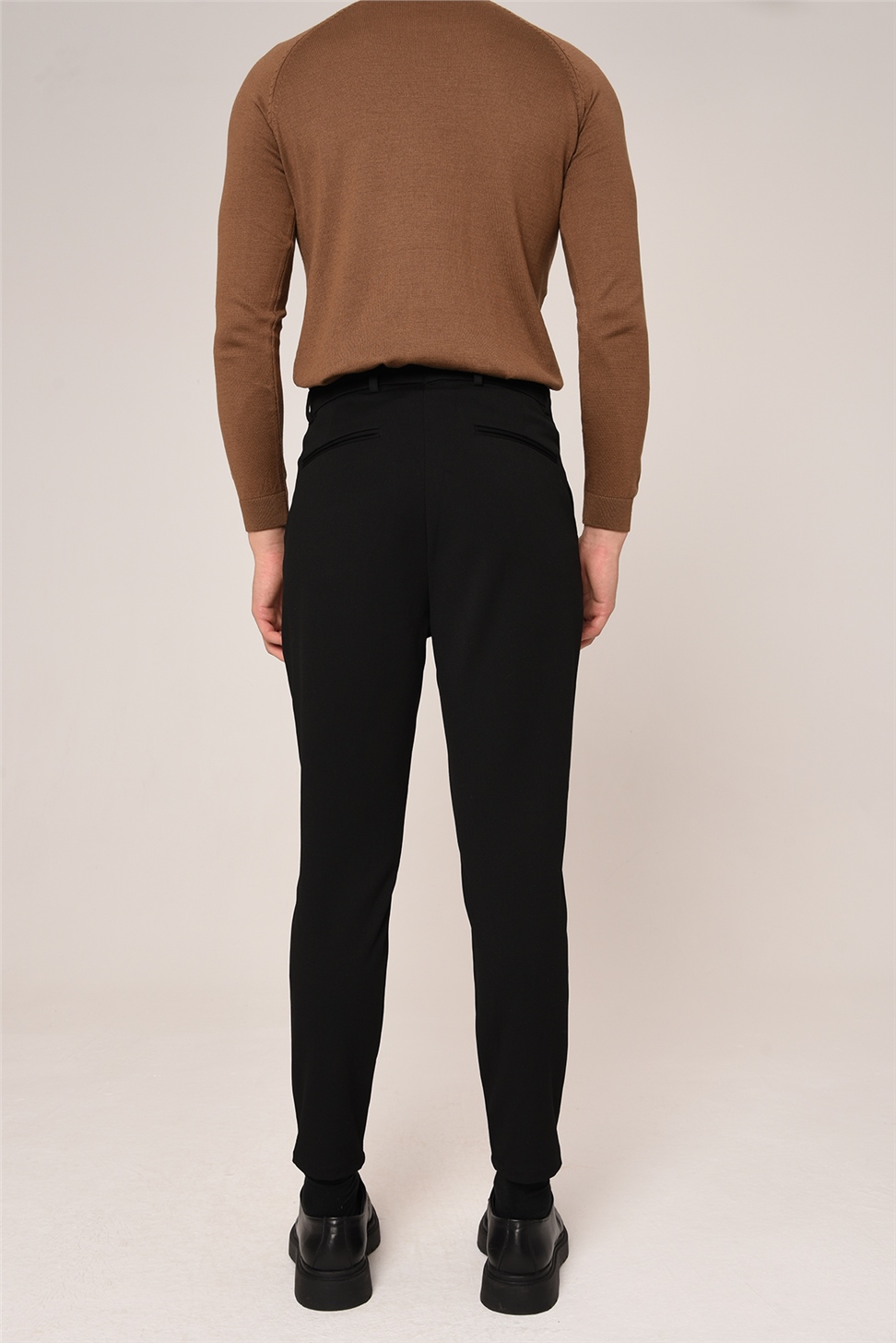 بنطال رجالي بقصة ضيقة وتفاصيل إكسسوارات