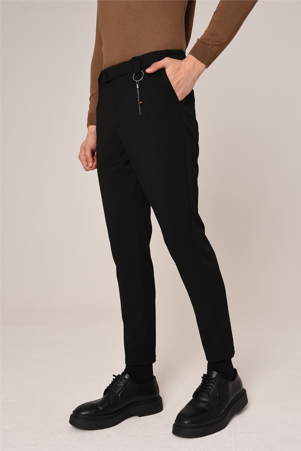 بنطال رجالي بقصة ضيقة وتفاصيل إكسسوارات