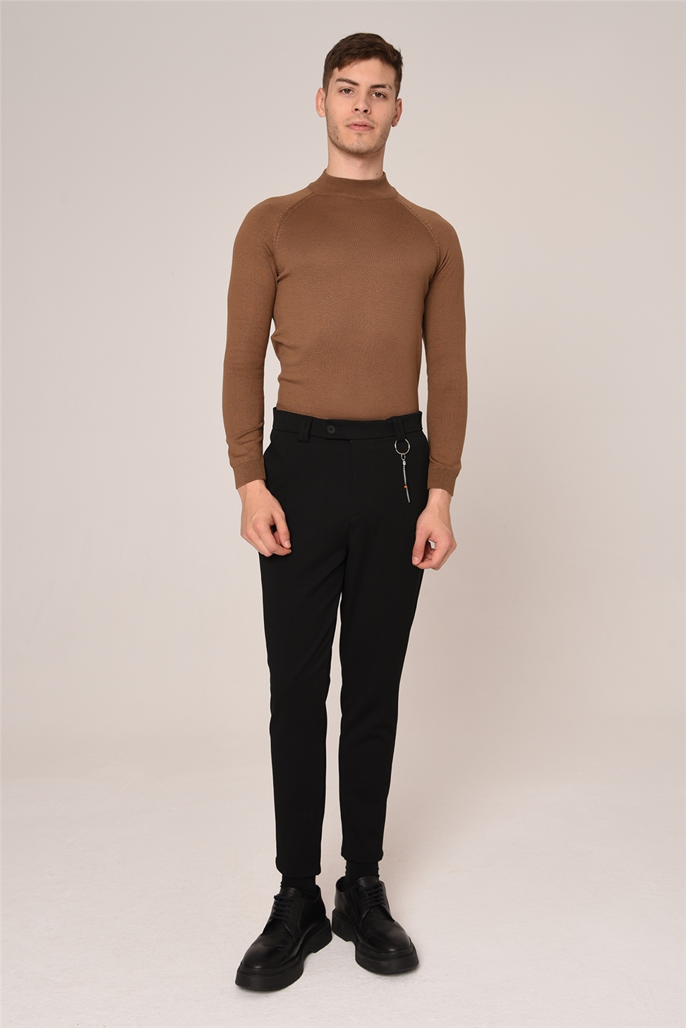 بنطال رجالي بقصة ضيقة وتفاصيل إكسسوارات