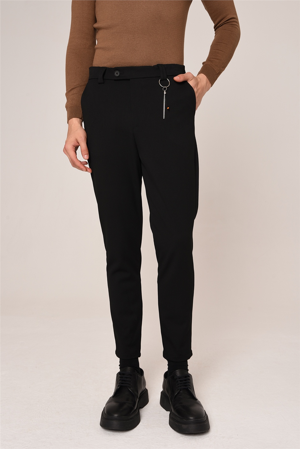 بنطال رجالي بقصة ضيقة وتفاصيل إكسسوارات