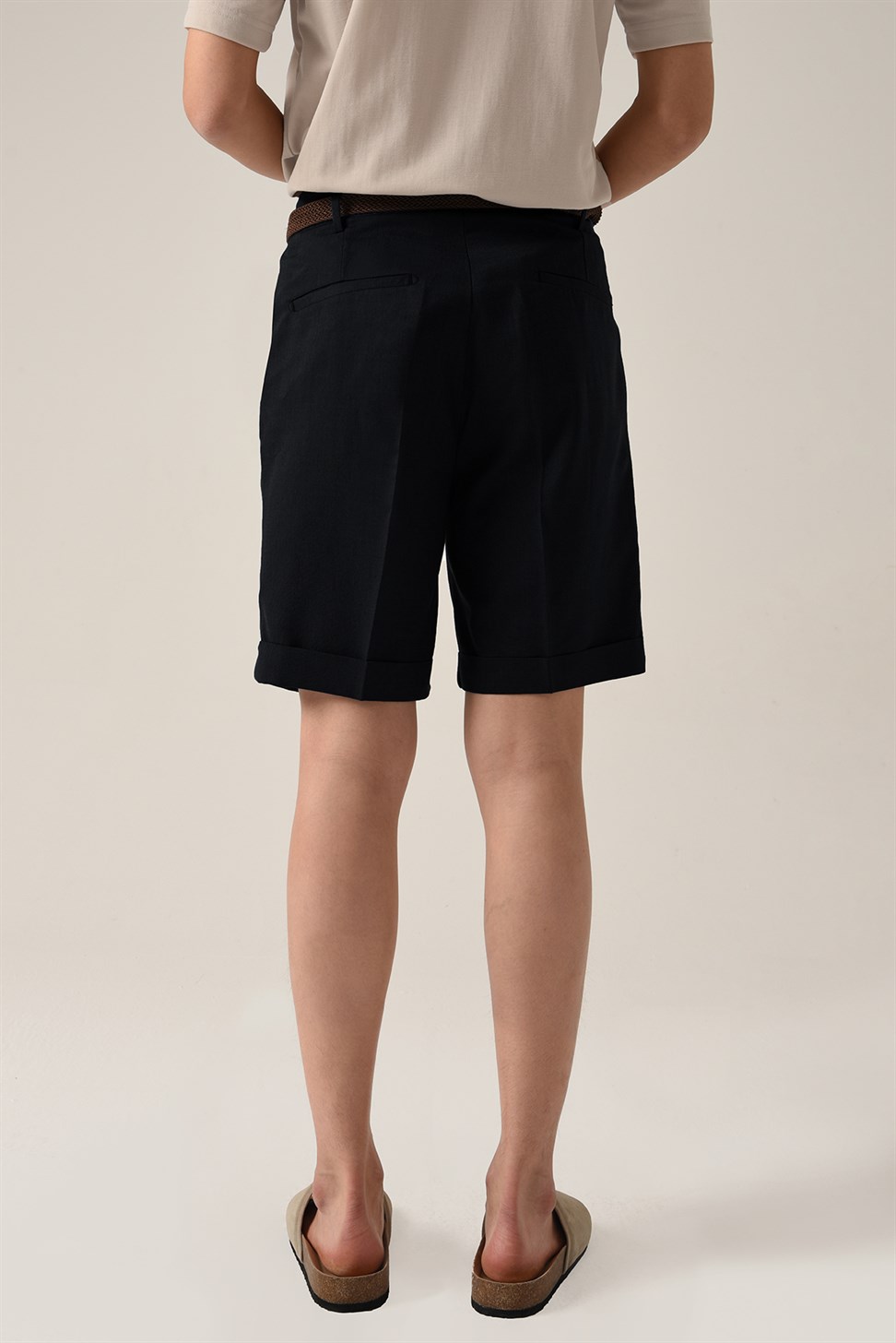 شورت مطوي بتفاصيل حزام