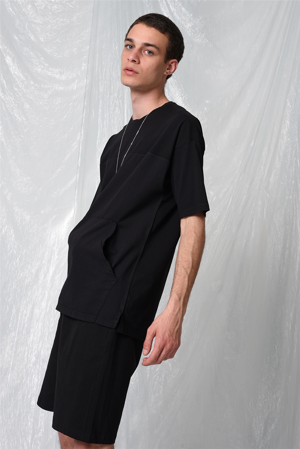 تي شيرت بجيب كبير الحجم