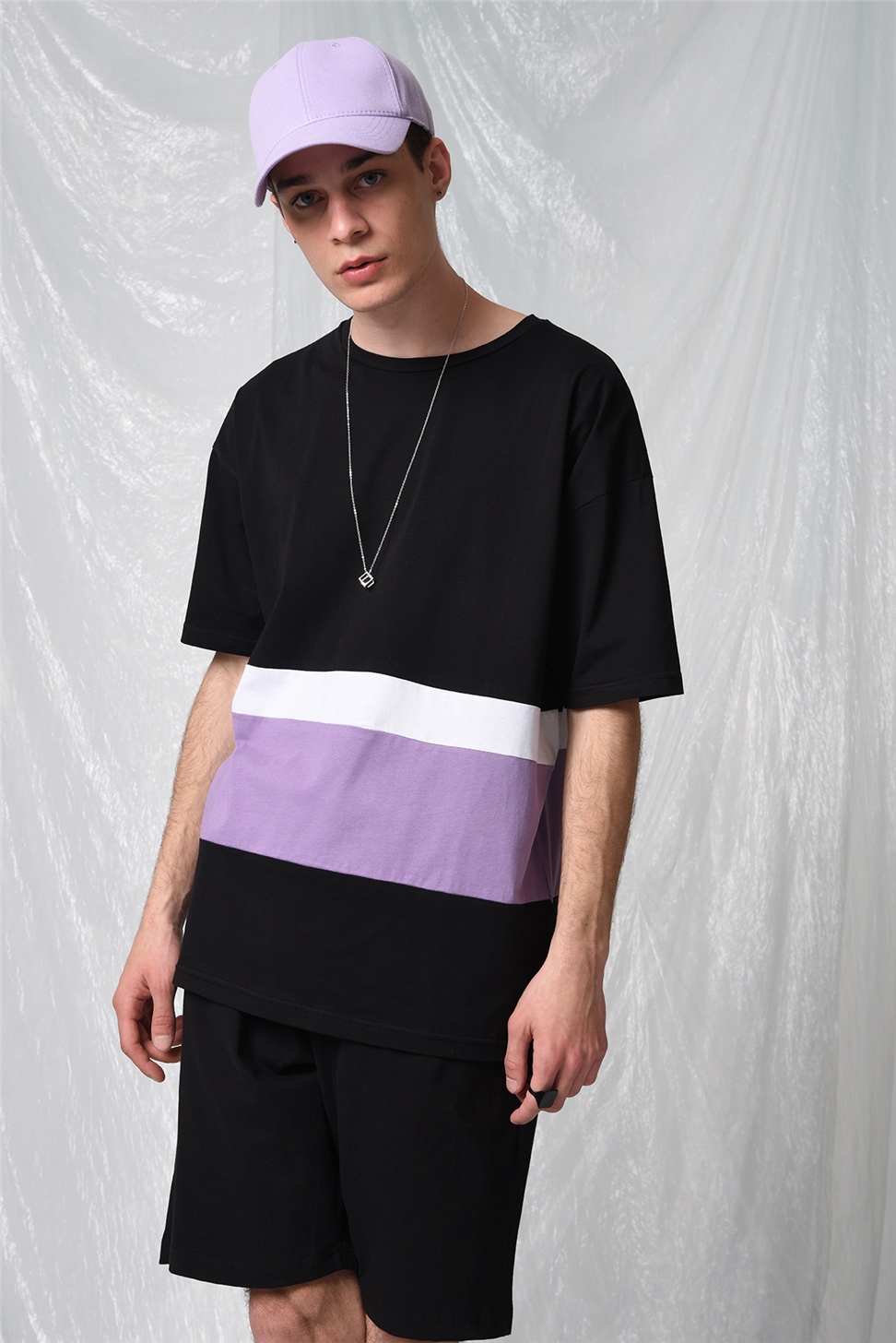 تي شيرت مخطط ملون كبير الحجم