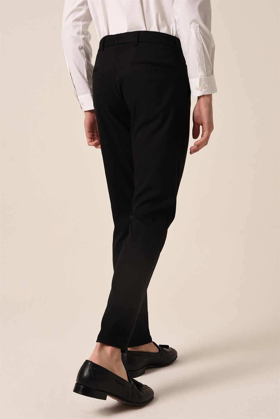 بنطال قطني بقصة ضيقة وتفاصيل إكسسوار للرجال