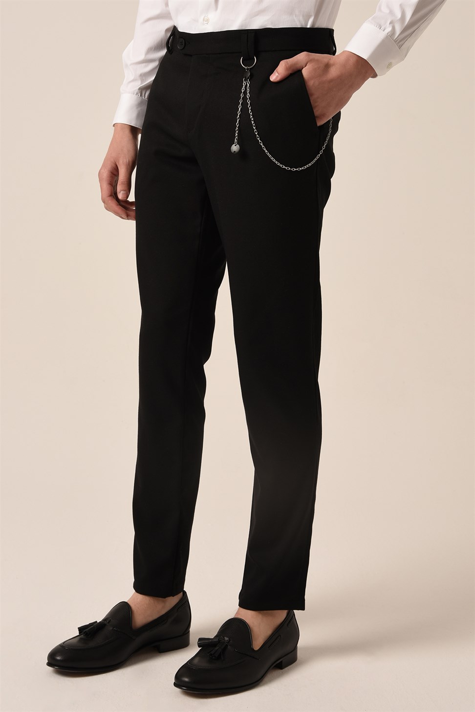 بنطال قطني بقصة ضيقة وتفاصيل إكسسوار للرجال