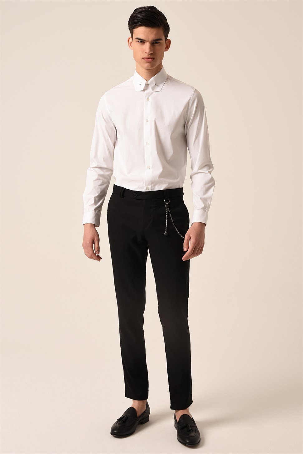 بنطال قطني بقصة ضيقة وتفاصيل إكسسوار للرجال