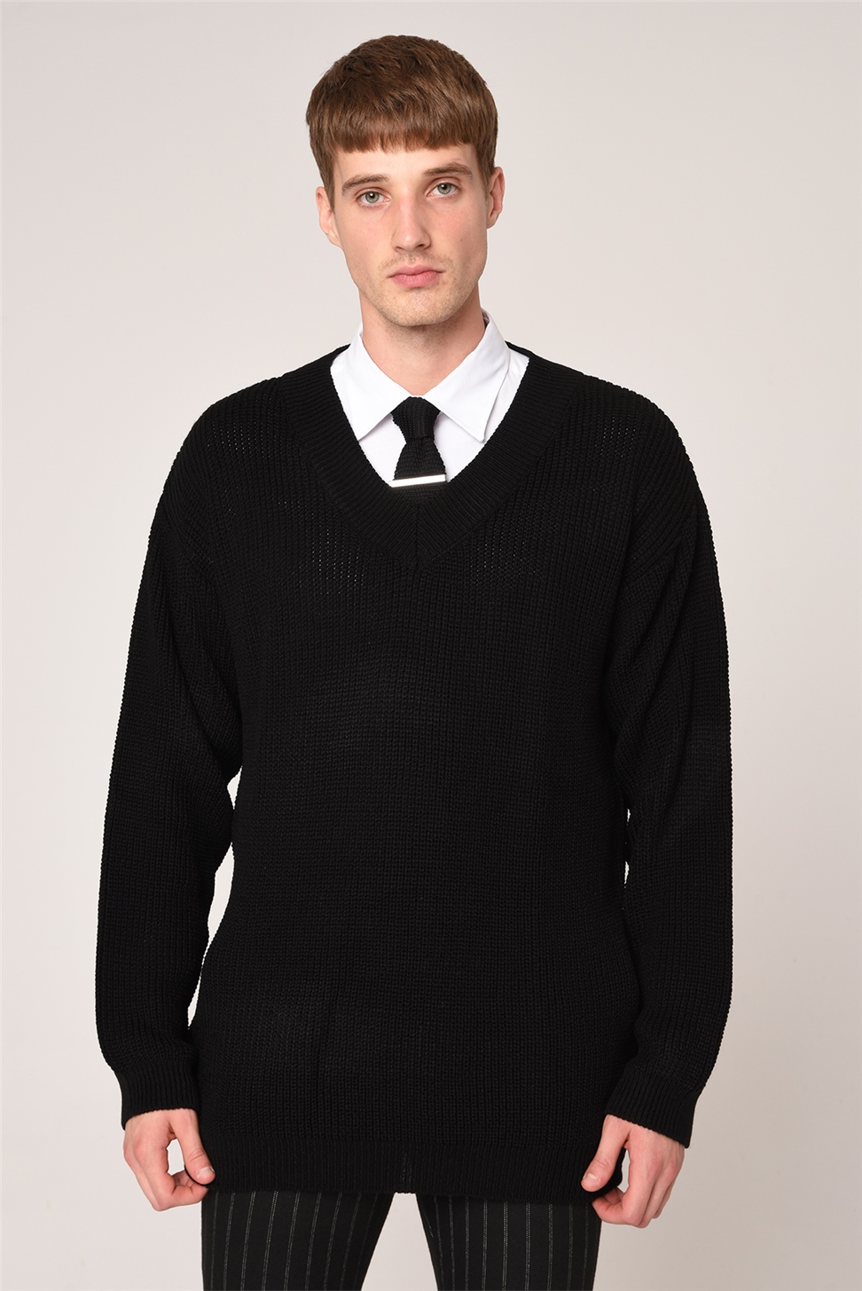 سترة تريكو متماسكة على شكل حرف V