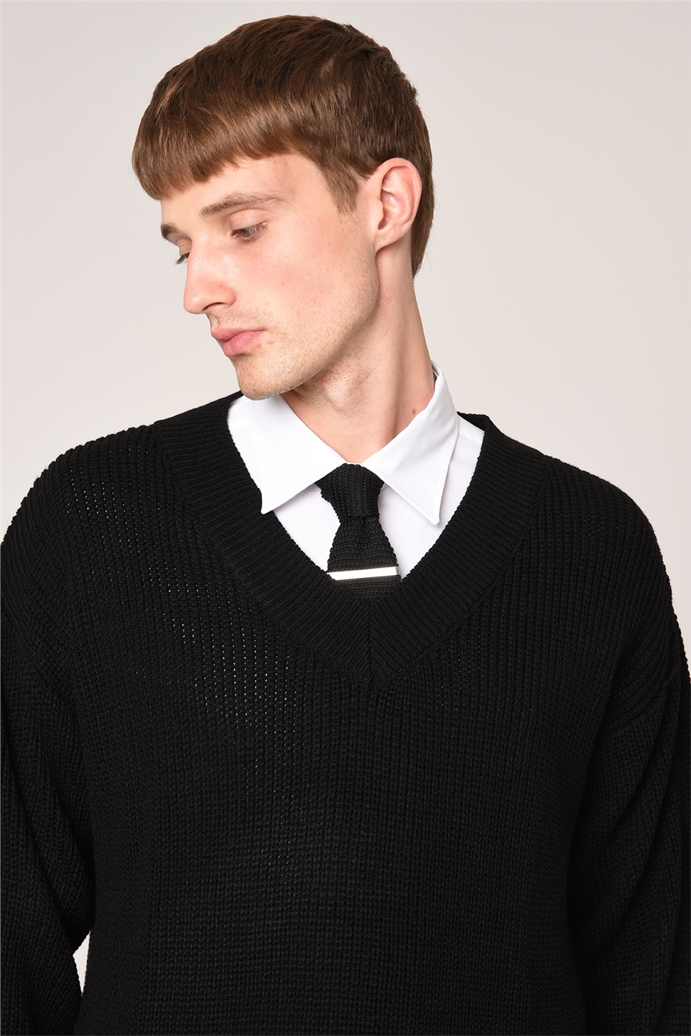 سترة تريكو متماسكة على شكل حرف V