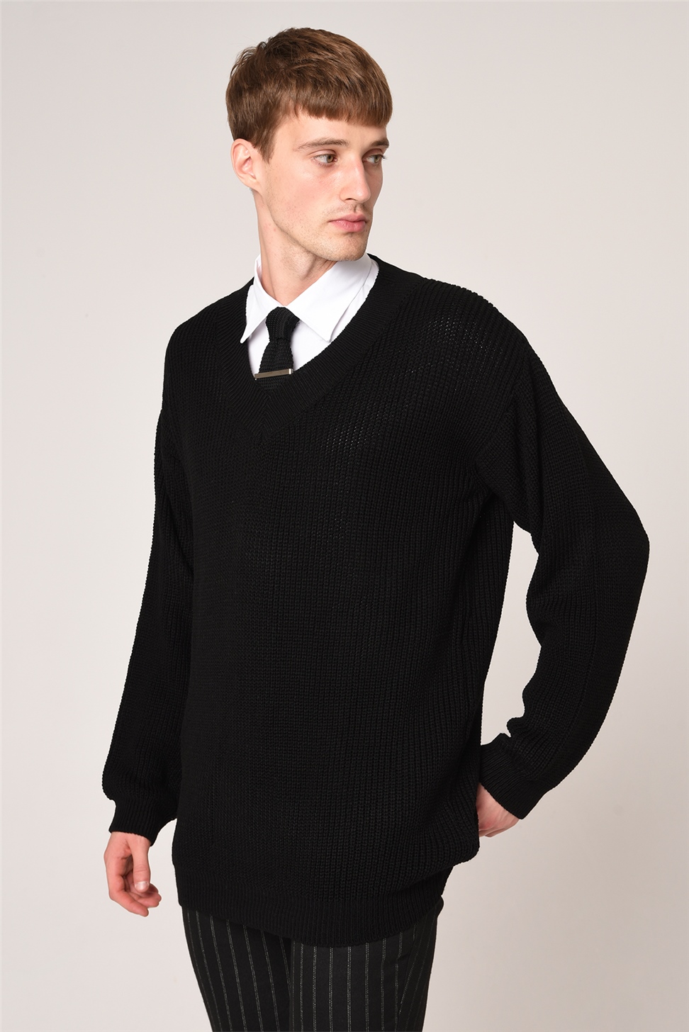 سترة تريكو متماسكة على شكل حرف V