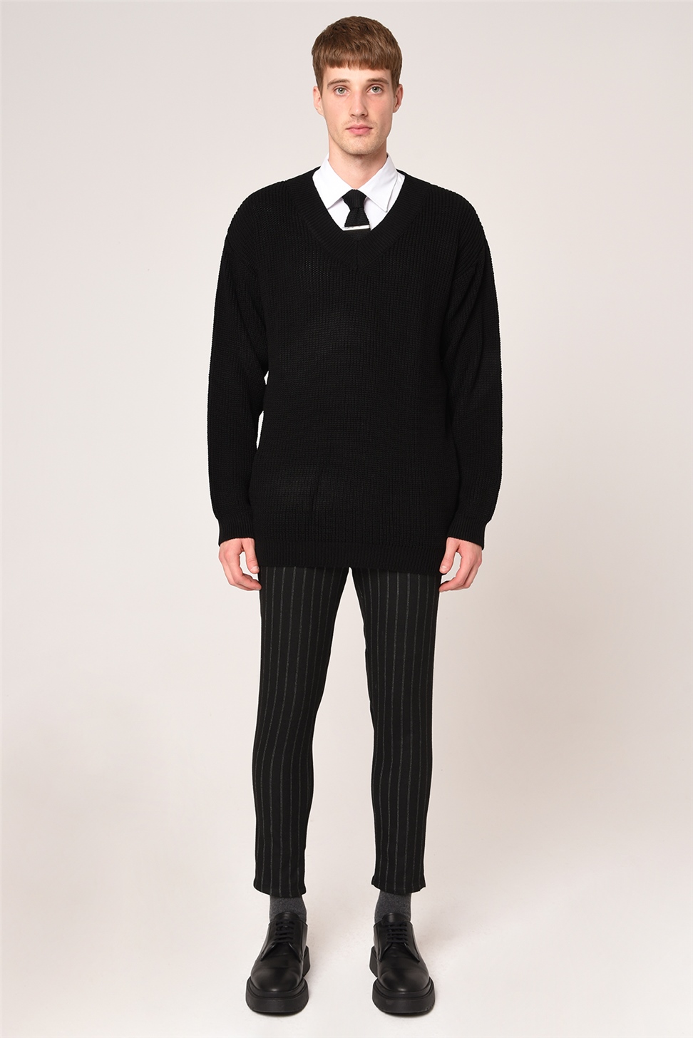 سترة تريكو متماسكة على شكل حرف V