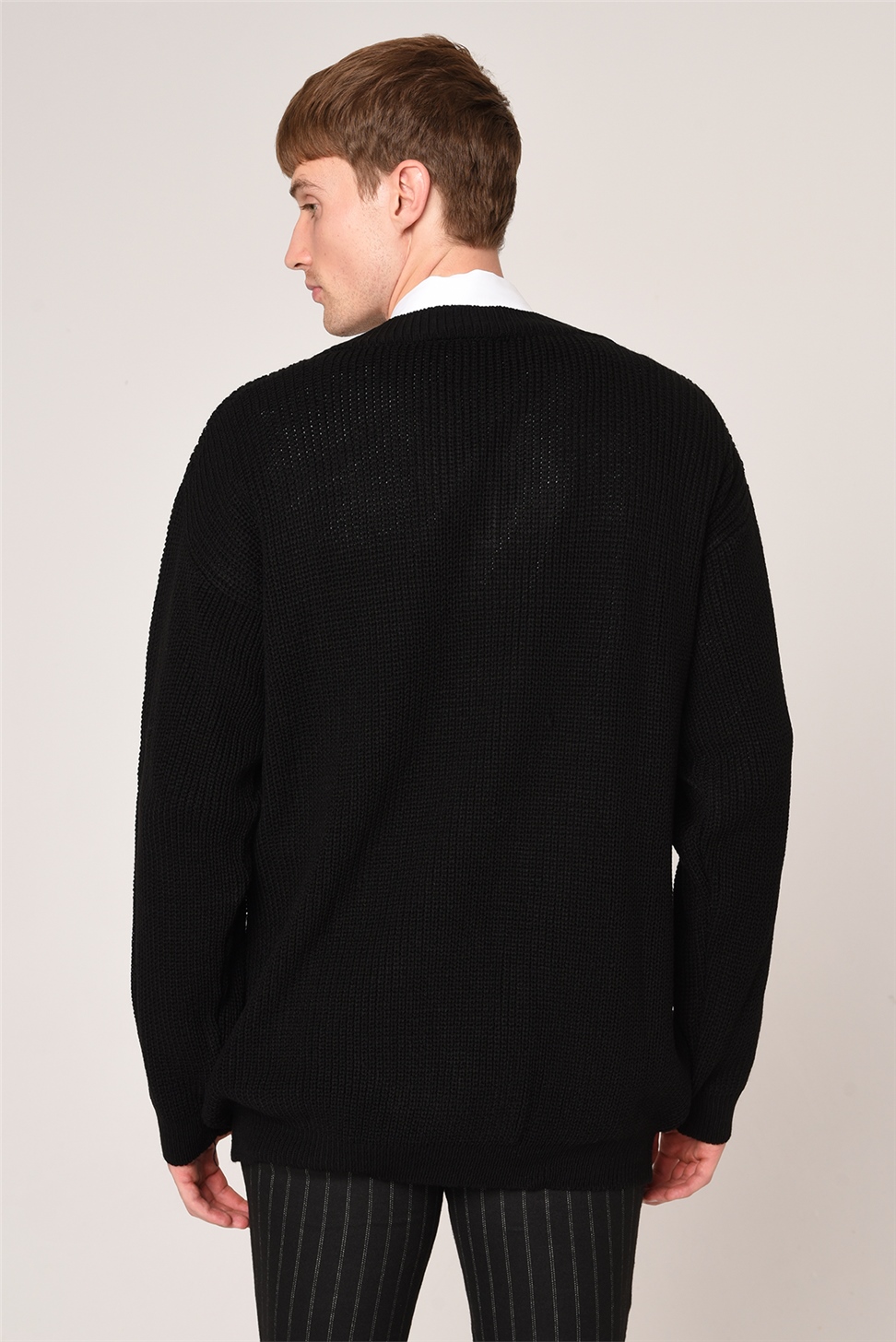 سترة تريكو متماسكة على شكل حرف V