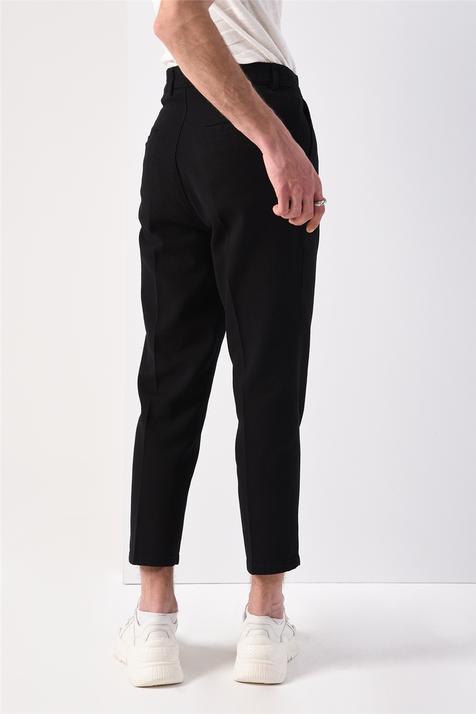 سروال عالي الخصر (صديقها).